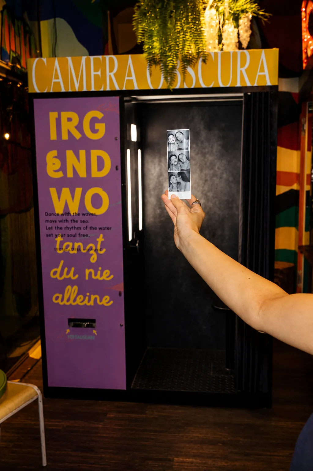Gäste an der Club Profit Box im Fortuna Irgendwo, Frankfurt