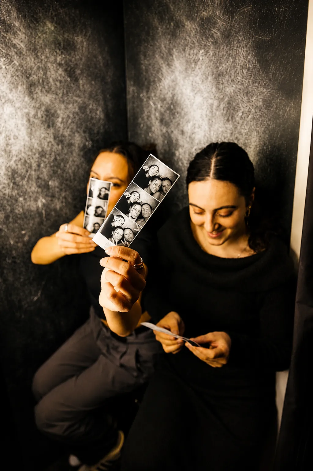 Gäste mit frisch gedruckten Fotostreifen an der Club Profit Box